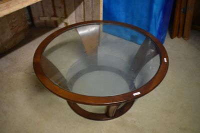 une table en verre avec une base en bois et un plateau en verre