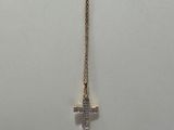 un collier avec une croix sur une chaîne en or