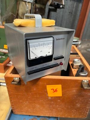 un boîtier métallique surmonté d'un compteur