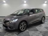 la voiture grise est garée sur un sol en damier dans le garage