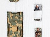 une photo d'un char miniature et d'autres objets posés sur une surface blanche