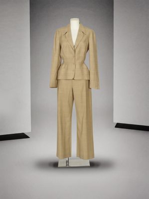 une photo d'un costume et d'un pantalon sur un mannequin
