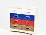 une petite commode en bois dont les tiroirs sont rouges, blancs et bleus