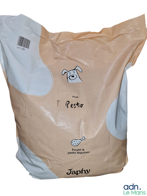 un sac de croquettes posé sur une surface blanche