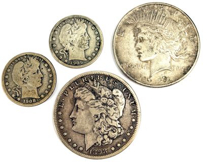 quatre types de pièces différents sont présentés sur une surface blanche