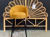 une chaise jaune posée sur un tabouret