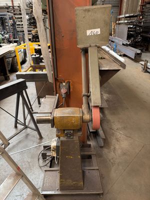 une machine qui se trouve dans un entrepôt
