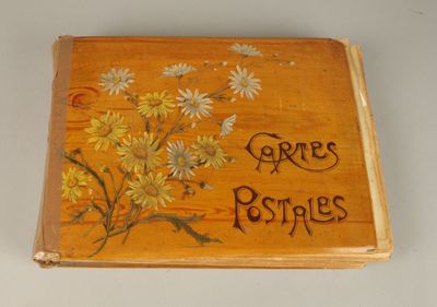 une boîte en bois sur laquelle est peint un bouquet de fleurs
