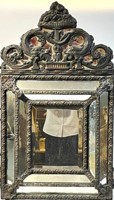 Miroir à parecloses et fronton, cadre en laiton à décor repo…