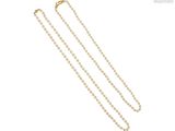 un collier de perles blanches avec un fermoir en or sur fond blanc