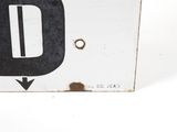 a white sign with a black d on it and a black arrow pointing to the left