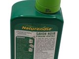 la bouteille est remplie de liquide et est munie d'un bouchon vert