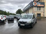 de nombreuses voitures garées devant un immeuble par temps de pluie