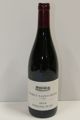 une bouteille de vin posée sur une table