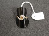 une bague posée sur une table, à côté d'une étiquette