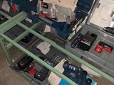 de nombreux outils posés sur une table dans une pièce