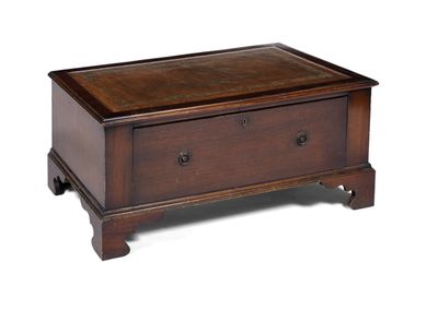 Petit banc en bois vernis, le dessu gainé de cuir ouvrant à …