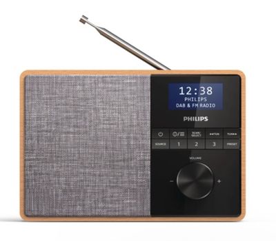 une image représentant une radio en bois équipée d'une horloge