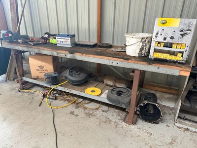 une photo d'un établi avec beaucoup d'outils dessus