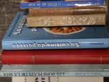 plusieurs livres sont empilés sur une table