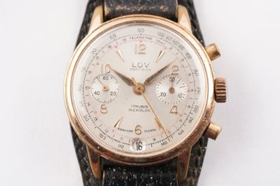 une montre posée sur un bracelet noir