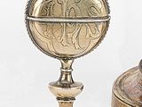 un plateau en argent sur lequel est posée une horloge, à côté d'un autre plateau en argent sur lequel est posée une horloge