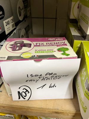 une boîte de « Fix Renew » sur une étagère dans un magasin