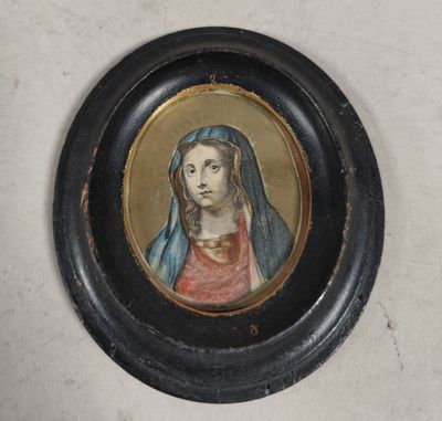 un tableau représentant une femme voilée, dans un cadre noir