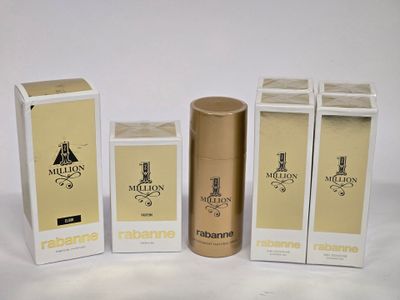 trois boîtes de parfum posées les unes à côté des autres sur une surface blanche