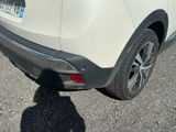 une voiture blanche garée sur le bord de la route