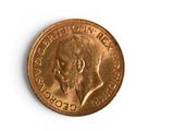une vieille pièce de monnaie avec un visage d'homme sur une surface blanche