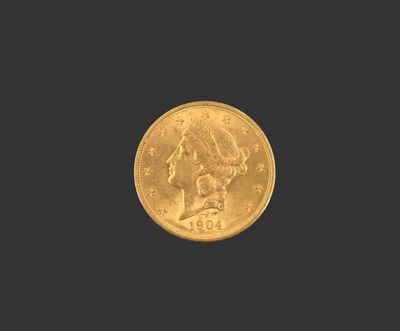 gros plan d'une pièce d'or sur fond noir