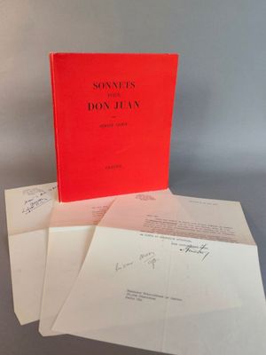 trois livres rouges empilés les uns sur les autres sur une table