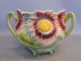un vase orné d'une fleur, posé sur une table