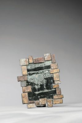 une sculpture représentant un mur de briques, réalisée à partir de briques