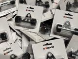 beaucoup d'articles en noir et blanc dans une boîte en carton