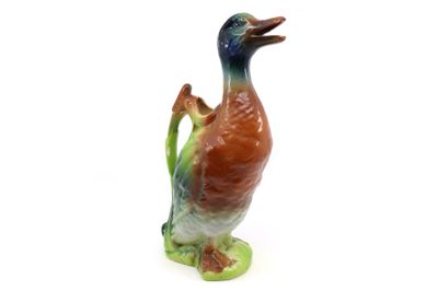 une figurine représentant un canard sur fond blanc