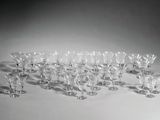 un grand nombre de verres à vin posés sur une table