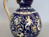 un vase bleu orné d'un motif doré et blanc