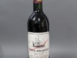 une bouteille de vin posée sur une table
