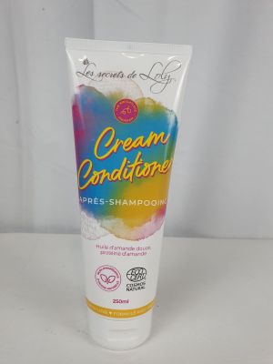 un gros plan sur un tube d'après-shampoing en crème posé sur une table