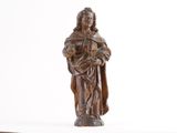 statue en bois représentant une femme tenant un enfant dans ses bras, sur fond blanc