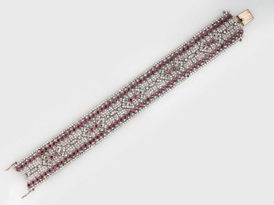un gros plan d'un bracelet rouge et blanc posé sur une surface blanche