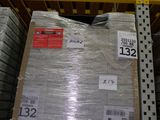 une palette chargée de nombreux cartons dans un entrepôt