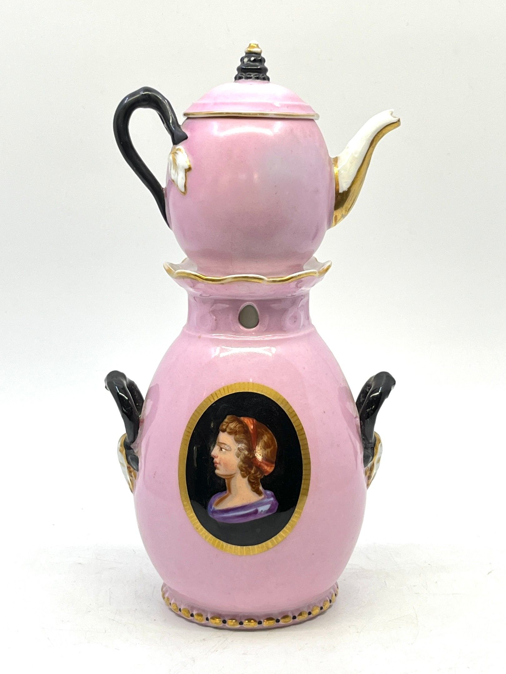 PARIS. Tisanière en porcelaine rose à décor d'un méDaillon à l'antique sur fonds noir. XIXe siècle. h. 26 cm. Acciden...
