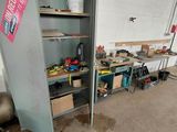 une photo d'un garage avec une grande armoire métallique
