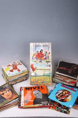 un grand nombre de livres posés sur une table