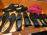de nombreuses paires de chaussures qui traînent dans un tiroir