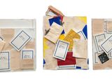 de nombreux morceaux de papier collés au mur avec du ruban adhésif