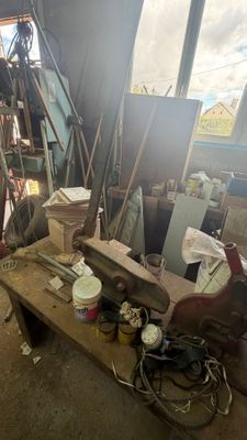 une table en bois sur laquelle sont posés de nombreux objets divers